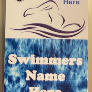 Peut inclure: Une étiquette d'événement USA Swimming blanche et bleue. L'étiquette présente le logo USA Swimming, un graphique de nageur et des champs de texte pour les noms d'équipe et de nageur. La moitié inférieure présente un motif tie-dye bleu avec les mots "Swimmers Name Here."