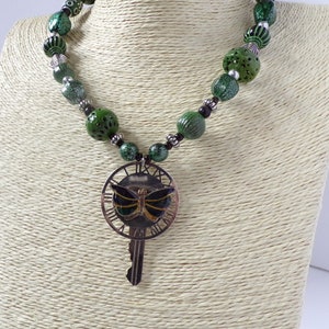 Collar de mariposas verdes: paleta verde y negra