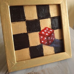 Peinture de dés rouges. Petite peinture originale. Peinture à l’huile de dés rouges. Peinture fantastique de l’artiste. Art de dés rouges. Image dans un cadre 4\4 po. Base dorée