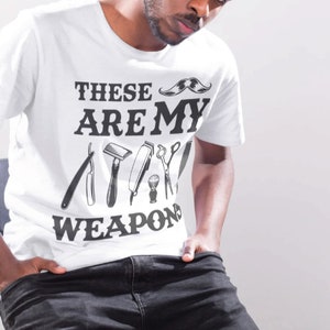 Das sind meine Waffen - Barbie T-Shirt png. Coole Barbie Clip Art. Bart T-Shirt Grafik. Friseur-Werkzeuge Geschenk svg. Barber Shop Dekoration.