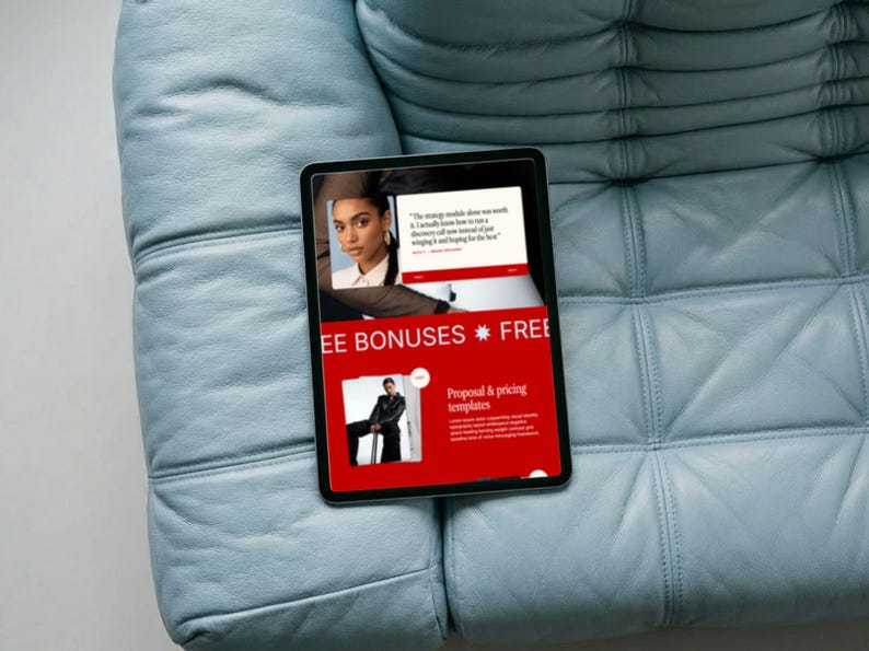 Pu&ograve; includere: Un tablet nero che mostra una pagina web rossa e bianca con il testo "FREE BONUSES". Il tablet &egrave; appoggiato su un divano in pelle trapuntata blu chiaro. La pagina web include immagini di una donna e un uomo.