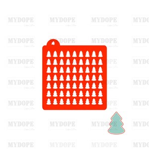 Puede incluir: Un esténcil rojo para galletas con una cuadrícula de árboles de Navidad blancos. También se ve un cortador de galletas separado en forma de árbol azul claro. El esténcil tiene una pequeña pestaña en la parte superior. La palabra "MYDOPE" se repite varias veces.