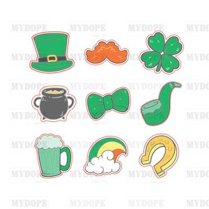 Könnte beinhalten: Neun grüne, orange und gelbe Ausstecher in Form eines Koboldhutes, eines Schnurrbartes, eines vierblättrigen Kleeblatts, eines Goldtopfs, einer Schleife, einer Pfeife, eines Bierkrugs, eines Regenbogens und eines Hufeisens.