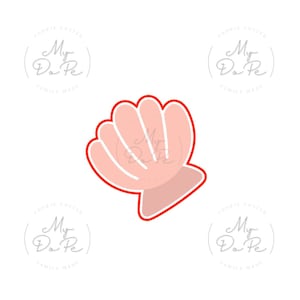 Può includere: Un tagliapasta a forma di conchiglia rosa con un contorno rosso. Il tagliapasta è a forma di conchiglia con cinque creste. Il testo "My Da Pe Family Made" è visibile in un cerchio attorno al tagliapasta.