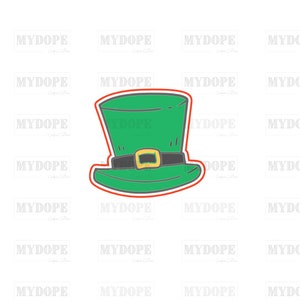 Könnte beinhalten: Ein grüner Leprechaun-Hut mit einer goldenen Schnalle und einem roten Umriss. Der Hut ist ein Ausstecher.