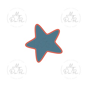Może przedstawiać: Niebieska wykrawaczka do ciastek w kształcie gwiazdy z czerwonym obrysem. Na gwieździe wytłoczony jest napis "My Da Pe". Widoczne są również słowa "Cookie Cutter" i "Family Made".