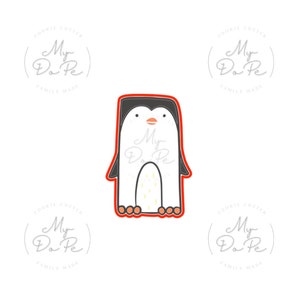 Könnte beinhalten: Ein roter Ausstecher in Form eines Pinguins. Der Pinguin ist schwarz und weiß mit einem kleinen orangefarbenen Schnabel und Füßen. Der Ausstecher hat den Text "My Do Pe" in einem Kreis um den Pinguin.