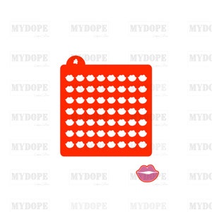 Può includere: Un tagliabiscotti quadrato rosso con una griglia di forme di labbra bianche. È visibile anche un tagliabiscotti a forma di labbro separato. L'immagine ha il testo "MYDOPE" ripetuto sullo sfondo.