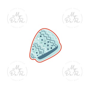 Può includere: Un tagliapasta blu e bianco a forma di fetta di torta con un contorno rosso. Il tagliapasta ha il testo "My Do Pe Family Made".