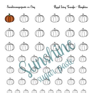 Puede incluir: Hoja de transferencias de glaseado real con diseños de calabazas. La hoja incluye una calabaza naranja con un tallo verde, y numerosos dibujos de contorno en blanco y negro de calabazas. El texto dice "Sunshinesugarpaste on Etsy" y "Royal Icing Transfer - Pumpkins."
