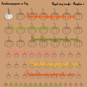 Puede incluir: Una hoja de transferencias de glaseado real con diseños de calabazas. Las calabazas están delineadas en negro y dispuestas en filas sobre un fondo marrón. El texto "Sunshinesugarpaste.com" se muestra en varios colores.