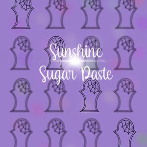 Może przedstawiać: Fioletowe tło z wieloma czarnymi wzorami nagrobków, każdy z pajęczyną. Tekst "Sunshine Sugar Paste" znajduje się na środku. Tekst "Sunshinesugarpaste on Etsy" i "Royal Icing Transfer - Tombstone 2" znajdują się u góry.