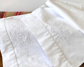 Taies d'oreiller françaises anciennes, taies d'oreiller en coton brodées blanches avec monogramme JA, couvre-oreillers de pays français.