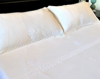 Sin usar. Juego de sábanas individuales de algodón antiguo, sábana encimera bordada, fundas de almohada de encaje de bolillos, ajuar de novia.