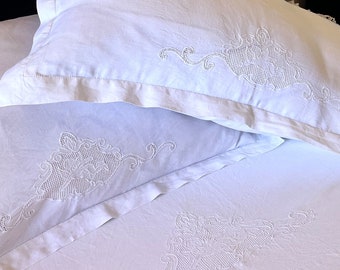 Ensemble de draps pour lit simple en lin ancien avec broderies à la main et empiècements de dentelle, drap plat brodé et 2 taies d'oreiller, ensemble trousseau de mariée