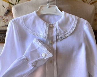 Blusa corta in cotone bianco antico con manica lunga, camicetta in pizzo edoardiana con colletto Peter Pan per ragazza, camicia vittoriana, costume storico.