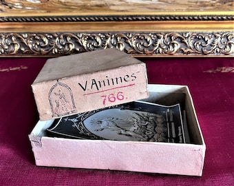 Une trouvaille rare ! Années 1900, boîte en carton vintage et 6 cartes-photos anciennes avec image religieuse, impressions vintage à la gélatine d'argent et au bromure d'argent.