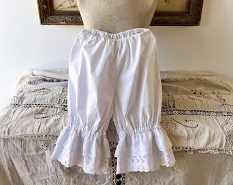 Antike weiße Baumwoll Bloomers mit Lochspitze, Edwardian Damen Unterwäsche, Vintage Hose, historisches Kostüm.