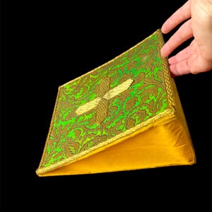 Antieke Franse katholieke beurs voor het bewaren van het corporaal, katholieke beurs van brokaatzijde met gouden kruis, liturgische gewaden, religieuze efemera.