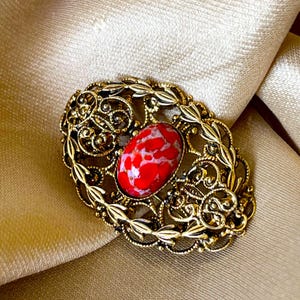 Vintage gouden filigraanbroche met Tsjechische rode glazen cabochon, Tsjechische niet-ondertekende kleine strassteenbroche, opengewerkte damesbroche.