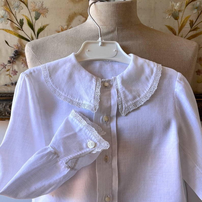 Antique white cotton cropped blouse with long sleeve, Edwardian Peter Pan Collar lace blouse for girl, Victorian shirt, Historical costume. zdjęcie 1