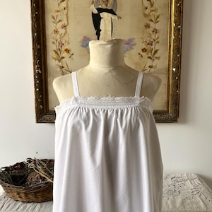 MAI USATO. Abito corto/camicia estiva francese antico in cotone con nastro di pizzo, taglia M/L