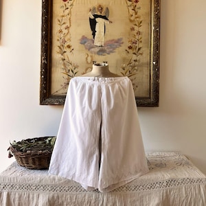 Antique white cotton spllit leg short Bloomers with lace, Edwardian Ladies Underwear, Vintage Trousers, Historical costume.