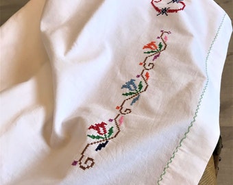 Antikvitt linnelakan med broderat monogram, brudutstyrsel.