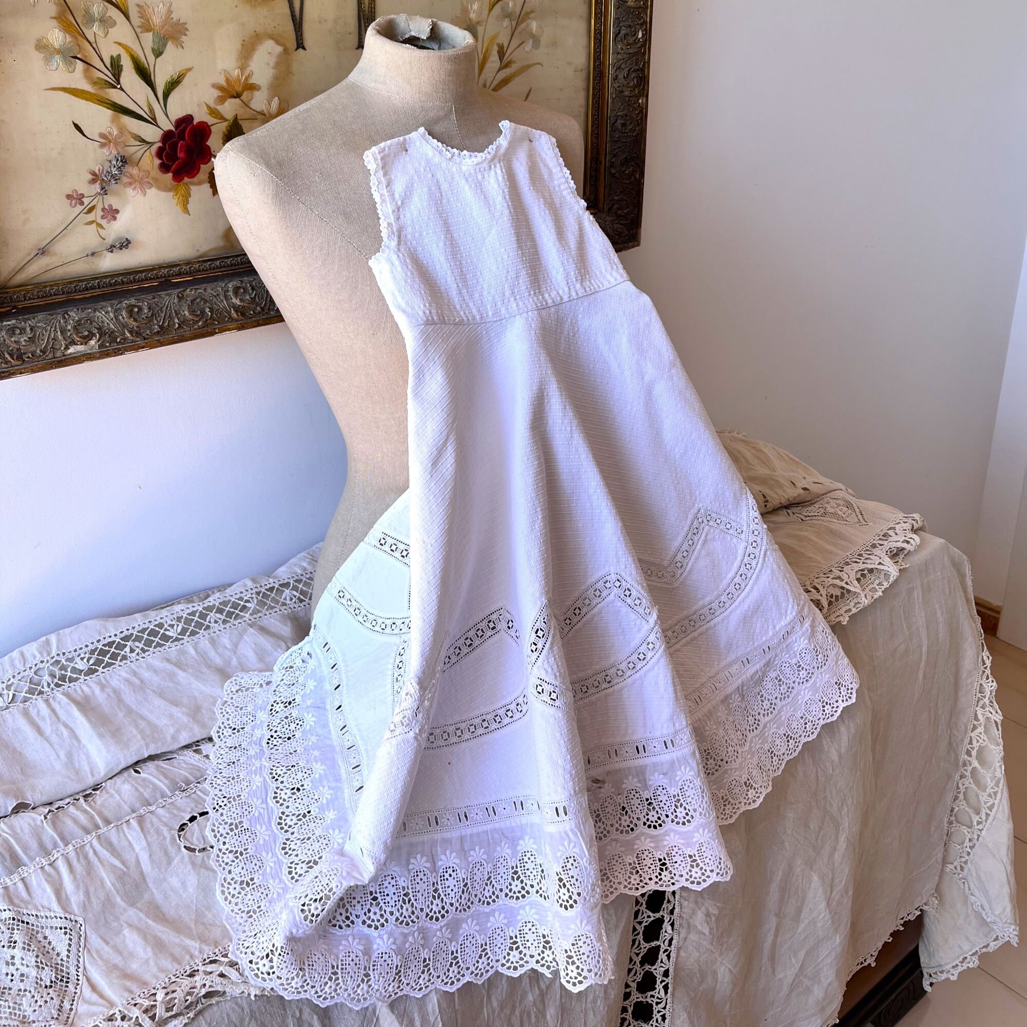 Robe De Baptême Vintage Années 50 Blanche - Plumetis Et Dentelles, état Impeccable