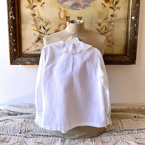 Antike weiße kurzgeschnittene Baumwollbluse mit langen Ärmeln, Edwardian Peter Pan Kragen Spitzenbluse für Mädchen, viktorianisches Hemd, historisches Kostüm. Bild 4