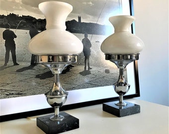 Paire de lampes de table en métal modernes du milieu du siècle, lampes à base de pierre, lumière de chevet argentée et blanche.