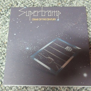 Puede incluir: Portada del álbum "Crime of the Century" de Supertramp. La portada presenta el nombre de la banda en una fuente estilizada sobre el título del álbum. El fondo es un cielo oscuro y estrellado con una jaula cuadrada y manos agarrando los barrotes.