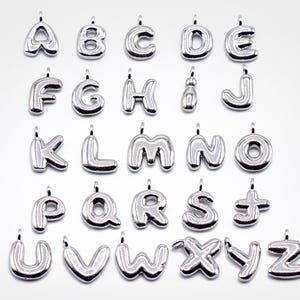 Collier argenté à breloques lettres petites bulles