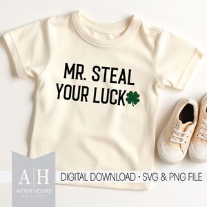 Pode incluir: Uma camiseta branca com o texto "MR. STEAL YOUR LUCK" em preto com um trevo de quatro folhas verde.