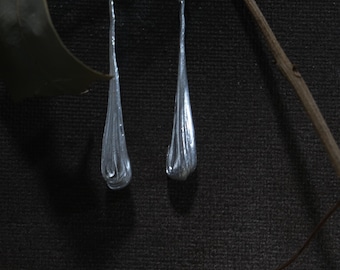 Orecchini pendenti in argento puro 990: goccia d'acqua, stile amo da pesca