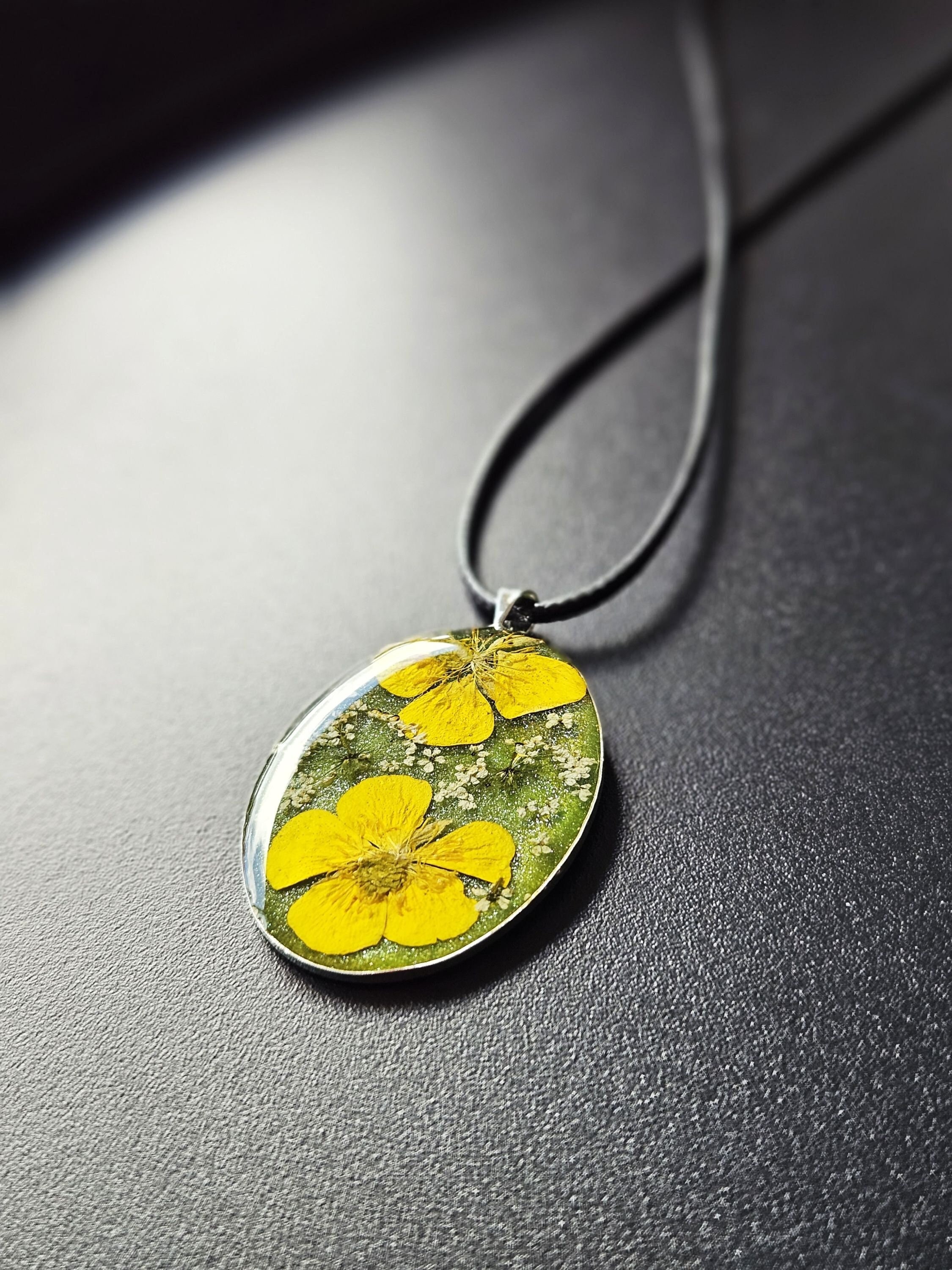 樹脂フラワーネックレス：手作りの黄色い花のジュエリー、ステンレス 