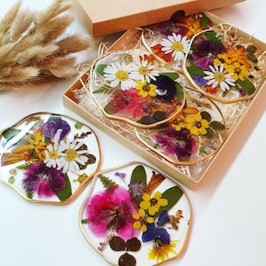 Round Floral Cup Coaster | Epoxy Resin Coaster with Natural dried pressed Flowers | Floral Coaster | Nature lover gift | Plant lover gift