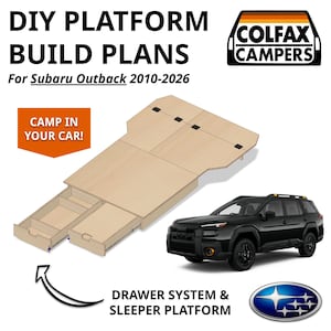 Pode incluir: Planos de construção de plataforma DIY para Subaru Outback 2010-2026 da Colfax Campers. Inclui uma plataforma de dormir em madeira clara com sistema de gavetas integrado. Texto: DIY PLATFORM BUILD PLANS, For Subaru Outback 2010-2026, CAMP IN YOUR CAR!, DRAWER SYSTEM & SLEEPER PLATFORM.