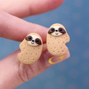 Pendientes de perezoso, regalo para niños, lindos pendientes de animales, pendientes de arcilla polimérica hechos a mano, regalo para amantes de los perezosos, pendientes de botón de perezoso bebé
