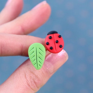 Puces d'oreilles coccinelle, Cadeau pour enfant, Boucles d'oreilles feuille, Boucles d'oreilles dépareillées, Bijoux coccinelle, Puces d'oreilles insecte rouge, Boucles d'oreilles Cottagecore