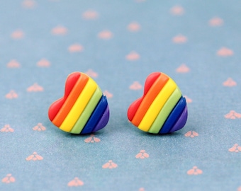Pendientes Rainbow Heart Studs, Regalo para amigos, Pendientes del Orgullo LGBTQ+, Joyas Arco Iris, Pendientes Queer Stud, Pendientes de Amor