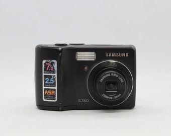 Y2K Digital camera Samsung S750 black / 2000s digital camera