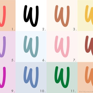 Pu&ograve; includere: Un'illustrazione di graphic design della lettera "W" in 12 colori diversi, tra cui rosso, nero, marrone, giallo, viola, blu, rosa, marrone, magenta, indaco, verde e arancione. La lettera &egrave; stilizzata con un carattere arrotondato e scritto a mano.