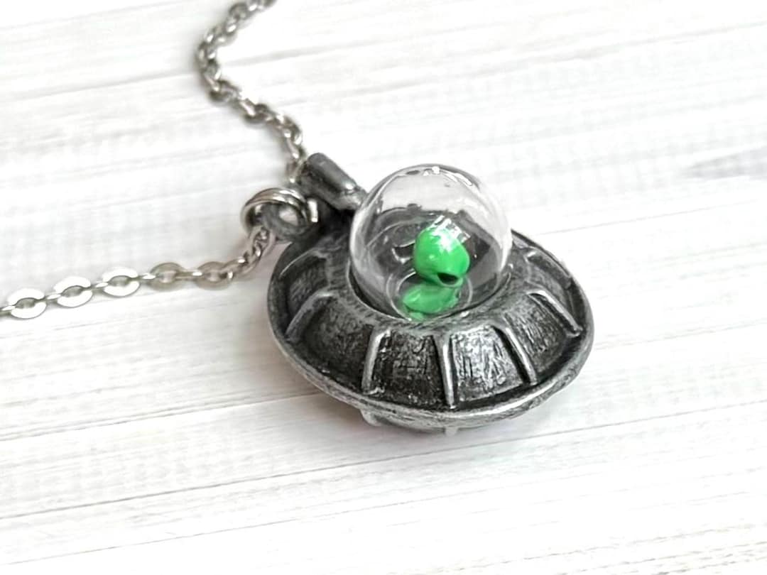 Alien UFO Pendant - Glass Dome Spaceship Necklace - Green Alien Sci-fi ...