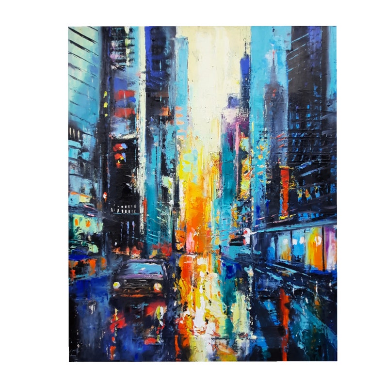 K&ouml;nnte beinhalten: Ein farbenfrohes abstraktes Gem&auml;lde einer Stadtstra&szlig;e bei Nacht. Die Geb&auml;ude sind hoch und schmal, und die Stra&szlig;e ist nass vom Regen. Die Lichter der Stadt spiegeln sich in den Pf&uuml;tzen auf der Stra&szlig;e. Ein Auto f&auml;hrt die Stra&szlig;e entlang.