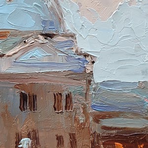 Pu&ograve; includere: Un dipinto di un edificio con una facciata marrone e un tetto blu. L'edificio ha diverse finestre ed &egrave; situato su uno sfondo di cielo azzurro e bianco.