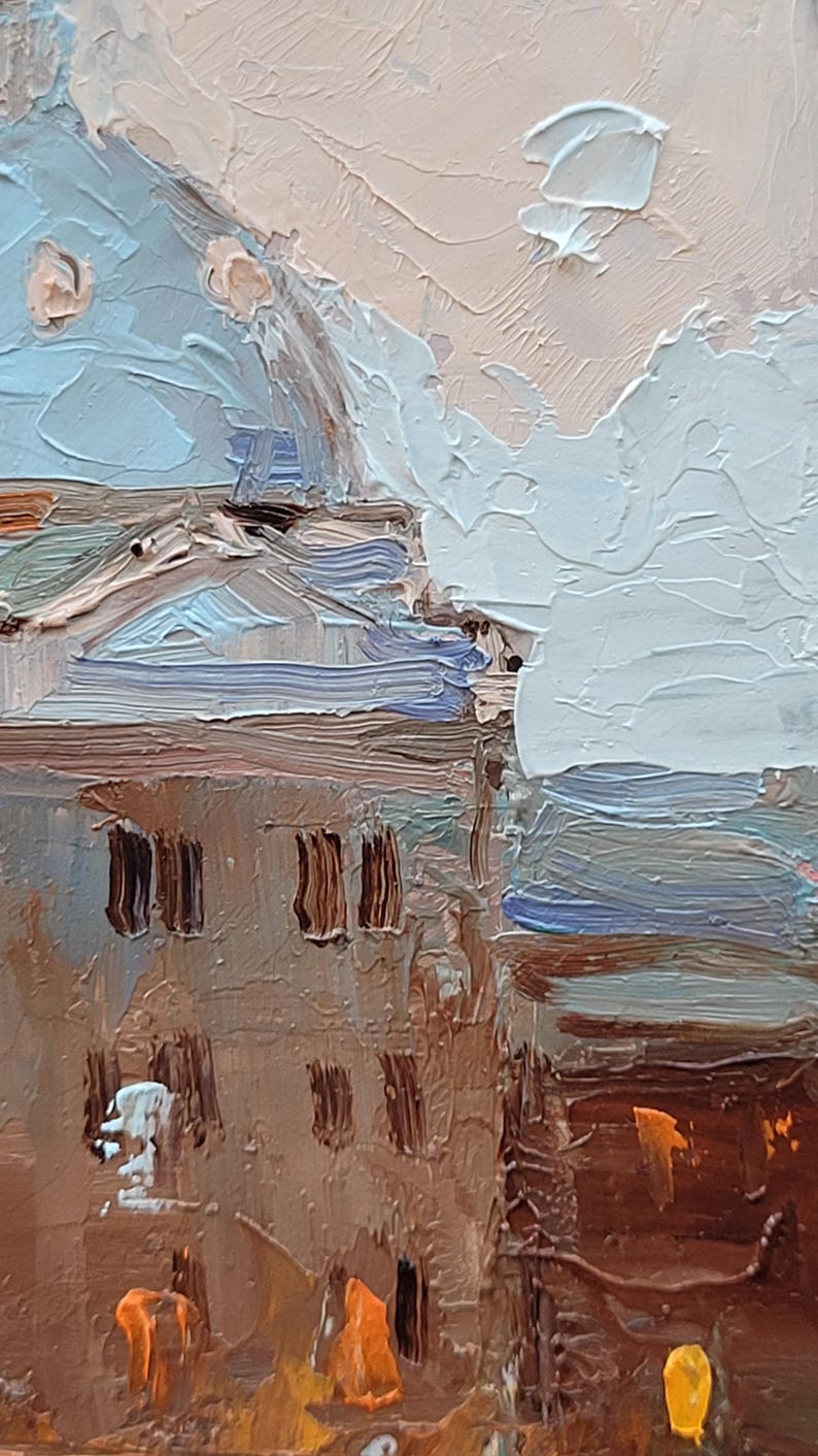 Pu&ograve; includere: Un dipinto di un edificio con una facciata marrone e un tetto blu. L'edificio ha diverse finestre ed &egrave; situato su uno sfondo di cielo azzurro e bianco.
