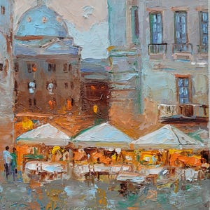 Pu&ograve; includere: Un dipinto che rappresenta una scena di strada con un caff&egrave; in primo piano. Il caff&egrave; ha ombrelloni bianchi e tavoli con sedie. Gli edifici sullo sfondo sono dipinti in tonalit&agrave; di blu, marrone e giallo.