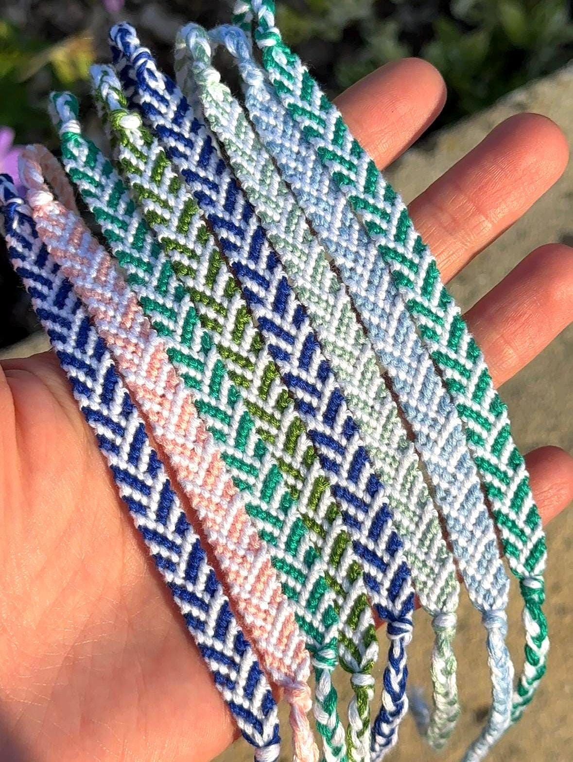 BRACELET D'AMITIÉ EN FIL. Motif tressé au point (18 couleurs au choix) Bracelets de l'amitié en coton. Cadeaux pour des amis. - France