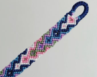 DRAAD ARMBAND. Paars en blauw pijlpuntpatroon. Vriendschapsarmband van katoen.